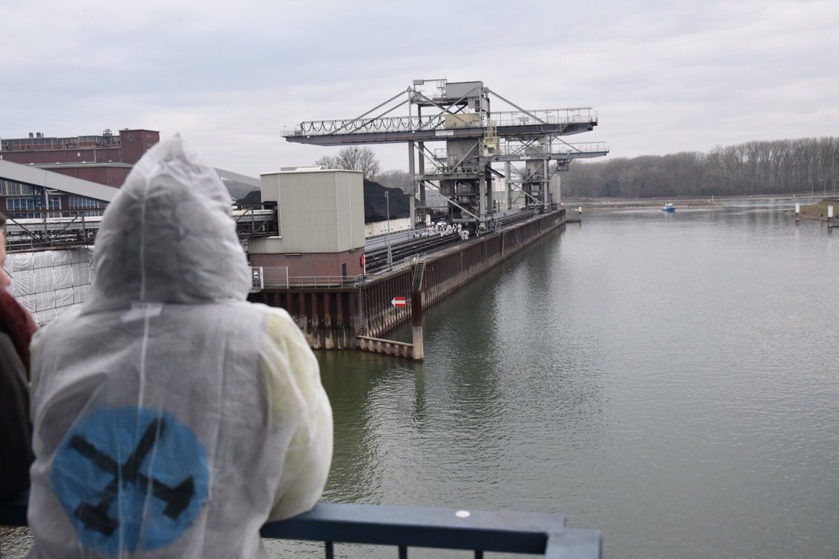Ende__Gelaende's tweet photo. Erfolgreiche Aktion: den ganzen Tag über haben wir das #Kohle-Kraftwerk #Karlsruhe blockiert und den sofortigen #Kohleausstieg eingeleitet. Jetzt mit Polizei ausgehandelt, dass alle ungehindert abziehen dürfen. @EnBW will angeblich keine Anzeige erstatteten. https://t.co/6pmsDtbd0Y