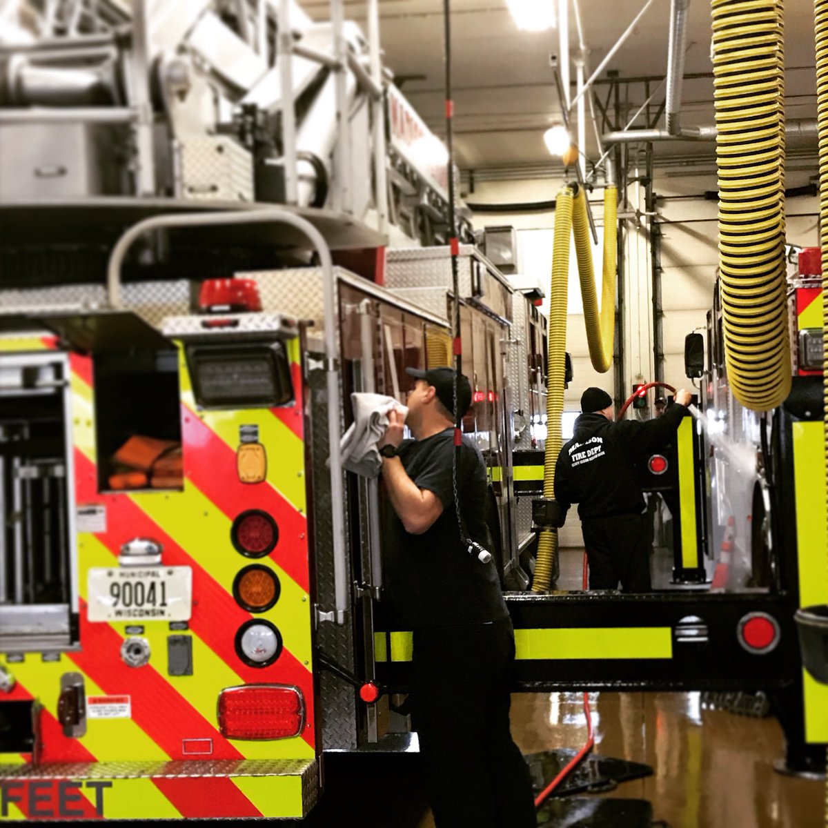 MadisonWIFire's tweet photo. Finally, we can wash the rigs! #warmup #goodbyepolarvortex https://t.co/7n0Zunwv3s