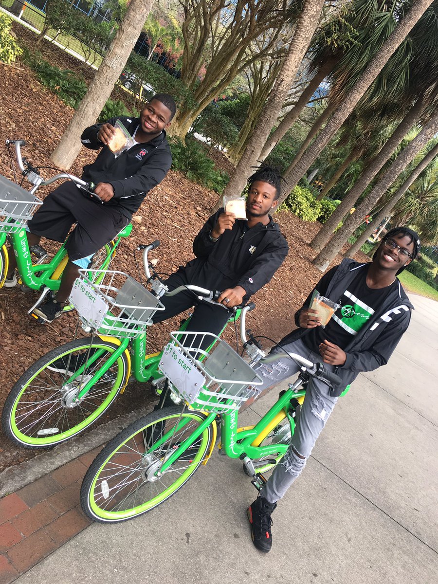 PBM_UCF's tweet photo. Instead of sleeping in this Saturday morning, the brothers made sandwiches and passed them out to the homeless at Lake Eola. #SaturdayIsForService #ServiceIsDope https://t.co/3l1h39VKGh
