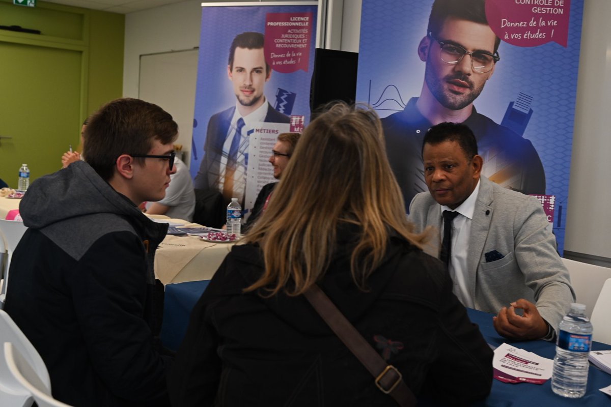 Sur nos 5 campus ont lieu aujourd’hui les #JPO de <a href="/univ_lille/">Université de Lille</a>, comme ici à l’IUT C à Roubaix où nous répondons aux questions de nos futurs étudiants. #JPO_Ulille