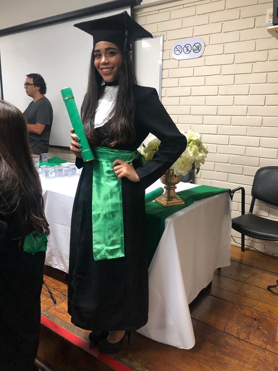 euacassie's tweet photo. Eu, solenemente, juro consagrar minha vida a serviço da Estética e da Beleza. 💚🎓 https://t.co/jJuFBhhusX