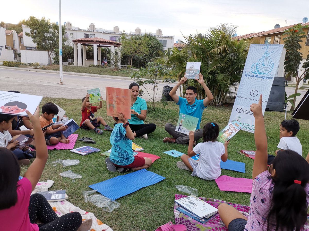 LetrasNavPV's tweet image. Sesión del viernes 1 de febrero de 2019
Descubriendo el nuevo acervo del Programa Nacional Salas de Lectura 📚

Letras Navegantes - Sala de Lectura ⛵
Programa de Fomento para el Libro y la Lectura Jalisco 📘
#MeGustaLeer 😍
#NiñosLectores 👩‍👧‍👦
#SalasDeLectura 📗
#PuertoVallarta