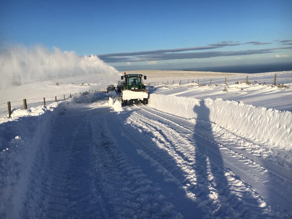 TravelSomerset's tweet photo. A couple of pictures of the A39 Porlock Hill. Snowblower and ploughs have been working hard today to try and clear the snow. Great effort. #somersetgrit https://t.co/RUI6wyCQwh