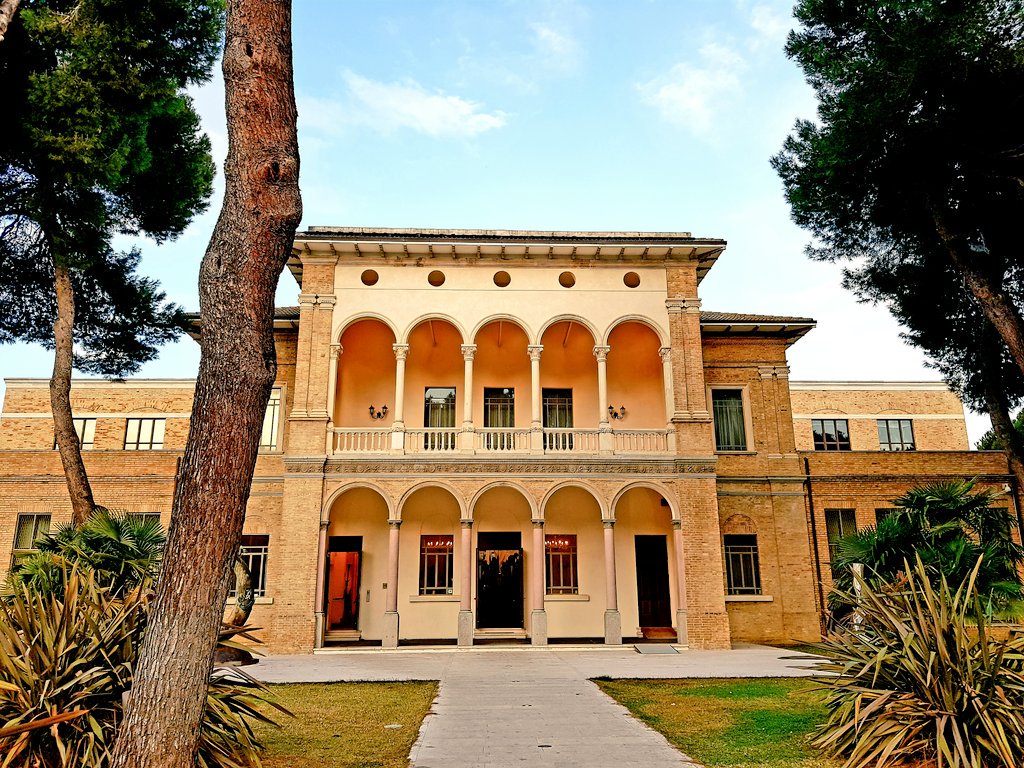 gpcolletti's tweet photo. Questa è l'ex fabbrica del liquore abruzzese Aurum diventata fabbrica delle idee. Tra poco da qui presenterò #gfactor #Pescara #InnovativeDays @egeaonline https://t.co/zkxiQH3i5U