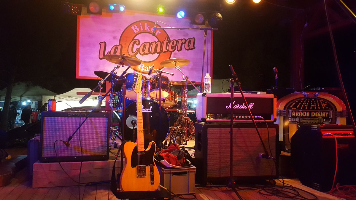 Preparant el concert d'aquesta nit a <a href="/LaCanteraBiker/">La Cantera Biker Bar</a>, aquí ja hi ha molt d'ambient! Rock 'n' roll 🤘