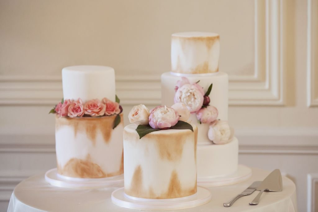 eatwicked's tweet photo. This trio of cakes is a nice change from the traditional large and tall cake. 

Book a tasting with us today 
https://t.co/iYUzmYLApW
#eatwicked  #weddingcake  #sindesserts #throwbackweddingcake #riwg #fondant #gold https://t.co/7B6sw9uWYP