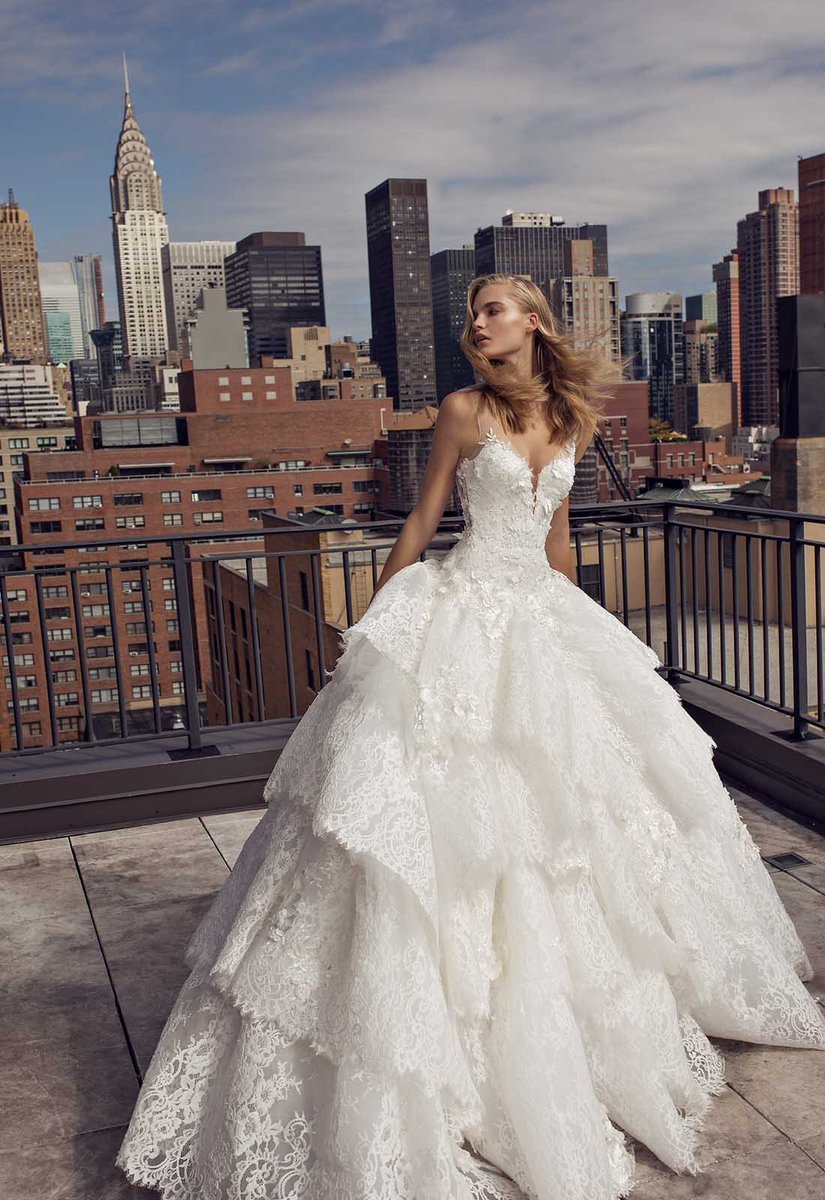 abitosposa's tweet image. Tessuti e lavorazioni da sogno per la #sposa @pninatornai #DreamCollection thedress.it/24886/collezio…