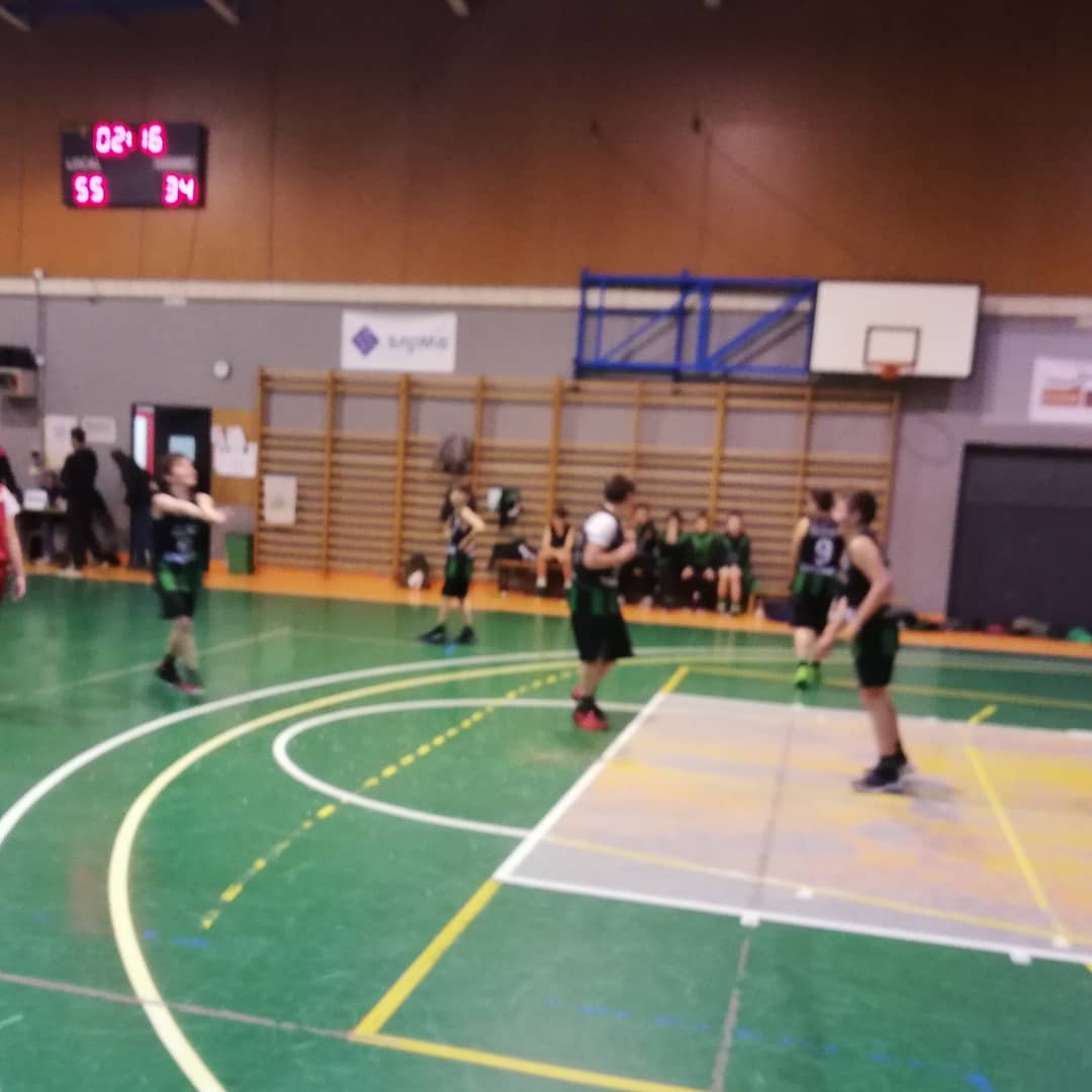 LaVegana1932's tweet photo. Cosas que hacer cuando paran un partido porque entra el granizo en la cancha:
1-¡¡¡¡Disfrutarlo!!!....
#lavegana1932 #123amide #orgullodepertenencia🏀🐙 #cosasdeniños #deportesescolares #inviernoencantabria https://t.co/aLn2QSo28U