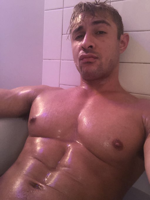 Took a mid morning soak. It&rsquo;s 25 degrees out. My toes are icicles https://t.co/wdsx78cVVn<a href="/tag/whosthedaddy"class="tags"><span>#whosthedaddy</span></a>