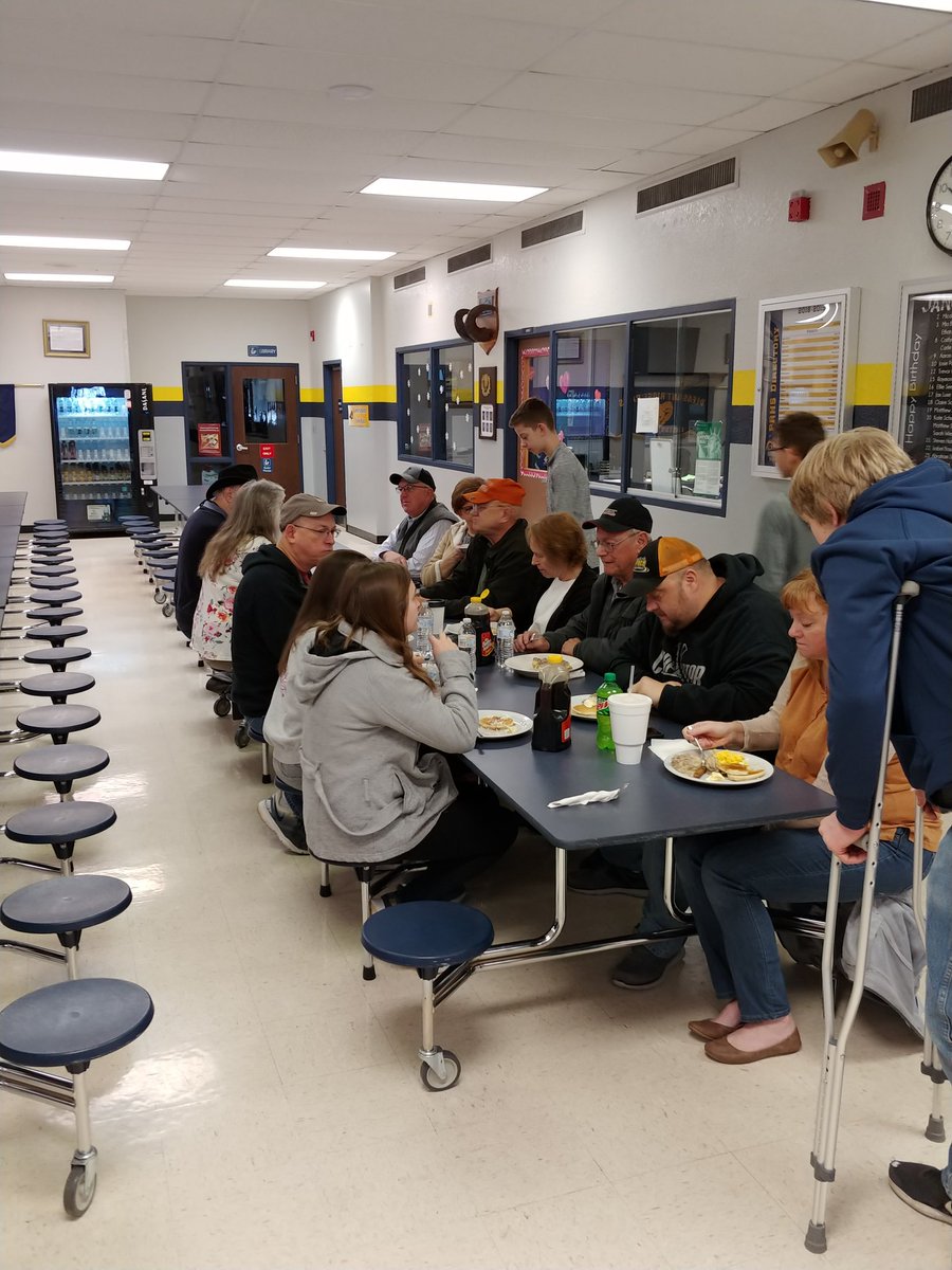 Pleasant Ridge boys basketball players, both middle school and high school, serving breakfast to @USD449 Bus Drivers as part of second annual Bus Drivers Brunch. Players and coaches expressing appreciation for transportation to games and activities. #RamPRide #ThankYouBusDrivers