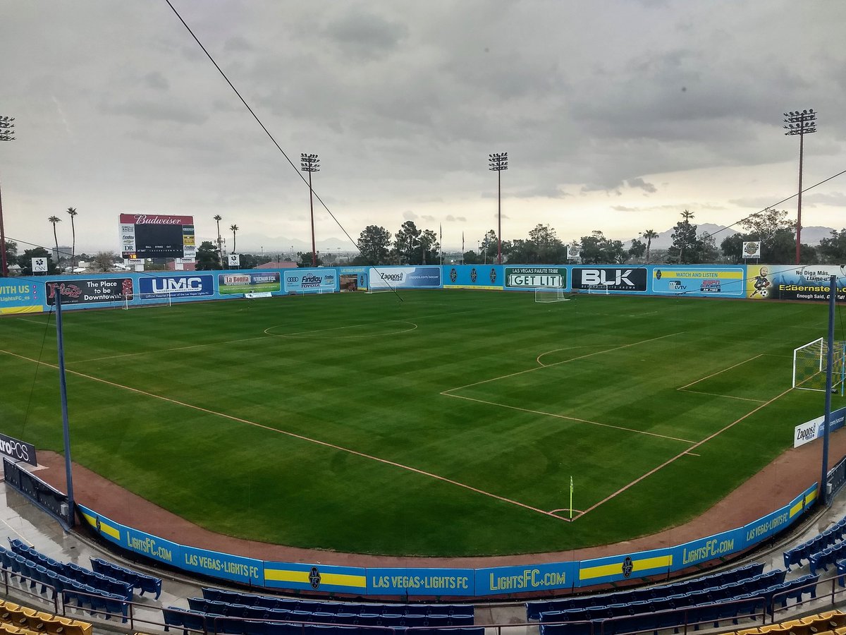 DustinAmatori's tweet photo. Pre season ⚽ today @lvlightsfc vs @torontofc got☁️ 🤬 and a little bit of 🌧️ so far  but she's ready to go #pinklines and all https://t.co/tPzNxhAzKT