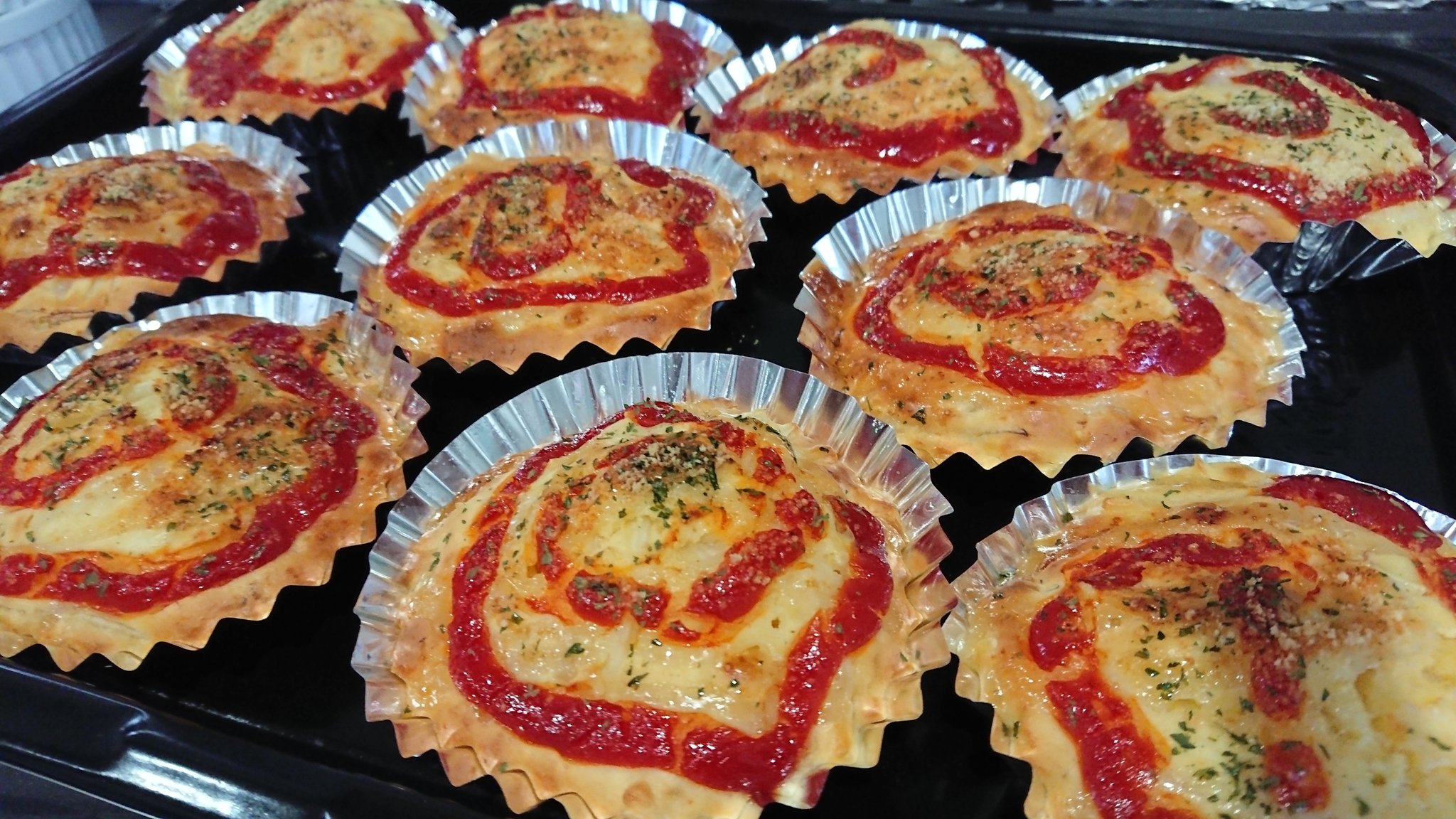 Asobu 昨日のおやつ ハムと玉ねぎのhm惣菜パン Hm ホットケーキミックス の生地が 甘めなので ケチャップとの相性が 甘い しょっぱいで ウマウマ いろいろアレンジききそうなので またチャレンジしょ 手作りおやつ クックパッドは神 Hmは