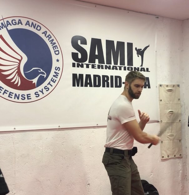 MEDEFIENDO2's tweet photo. Hoy nuestro miembro @varistoff07, compartió formación con alumnos d 🇪🇸🇨🇭e 🇮🇹 Los Instructores 🇦🇹 Anton y Jürgen #SAMI enseñaron técnicas de bastón extensible Q importante entrenar con gente diferente, intercambiar conceptos, ideas...Mañana +!
#OpenYourMind
#SAMI
#ExpandableBaton https://t.co/7czSu89Db5