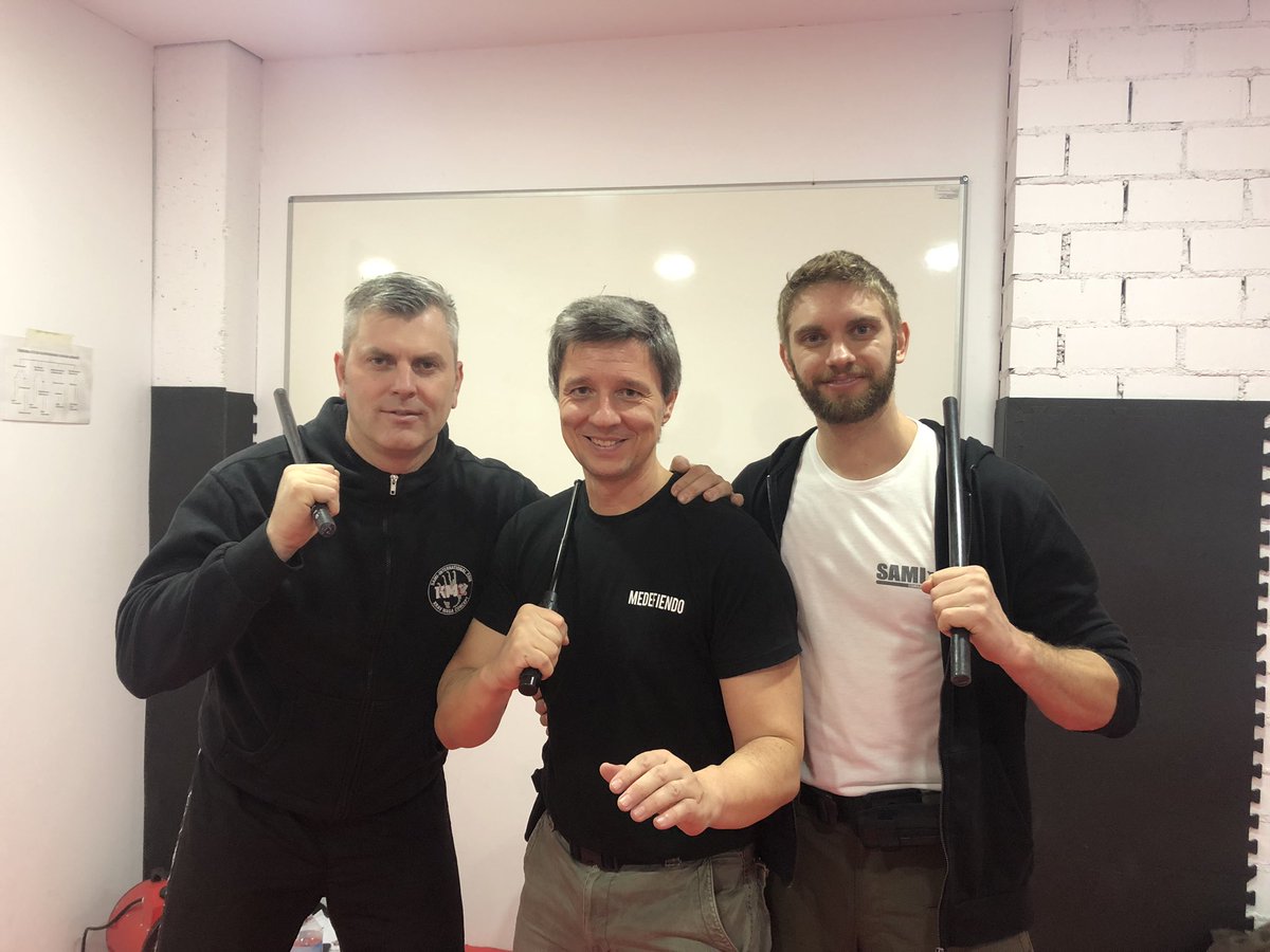 MEDEFIENDO2's tweet photo. Hoy nuestro miembro @varistoff07, compartió formación con alumnos d 🇪🇸🇨🇭e 🇮🇹 Los Instructores 🇦🇹 Anton y Jürgen #SAMI enseñaron técnicas de bastón extensible Q importante entrenar con gente diferente, intercambiar conceptos, ideas...Mañana +!
#OpenYourMind
#SAMI
#ExpandableBaton https://t.co/7czSu89Db5