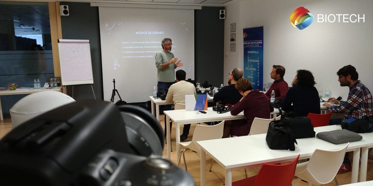 3DBiotech's tweet photo. Y seguimos en #Córdoba con nuestro #Curso de Fotografía Dental impartido por Ramón Santamaría Extremiana...todos muy concentrados!...shhhh!! 📸😀✨🔝
#Cursos #Formación #3DBiotech https://t.co/wLWXXtqmUA