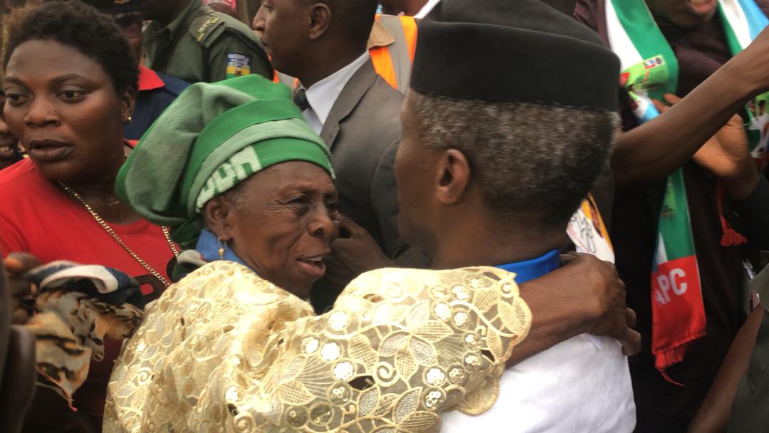 Joshibirogba's tweet photo. VP @ProfOsinbajo being embraced by the Iyaloja of Kabba Central Market.
#NextLevelEngagement
#Vpinkogi
#SmartKogi https://t.co/DtCWHVf1qM
