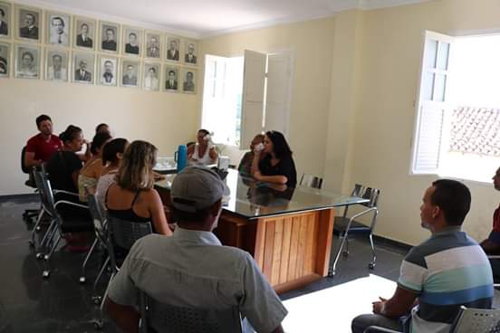 Jequi45's tweet photo. 01 de fevereiro de 2019, no salão de reuniões da prefeitura, um encontro com os fornecedores de alimentação aos funcionários municipais que prestam serviços nas comunidades rurais do município.
#Jequi https://t.co/Yz81MLdyPG
