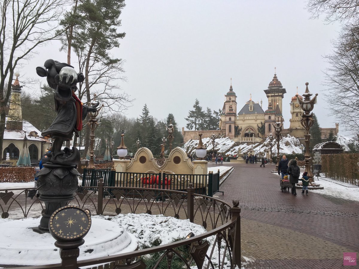 DisneyKindOfDay's tweet image. Winter Efteling with real snow. 💖❄️