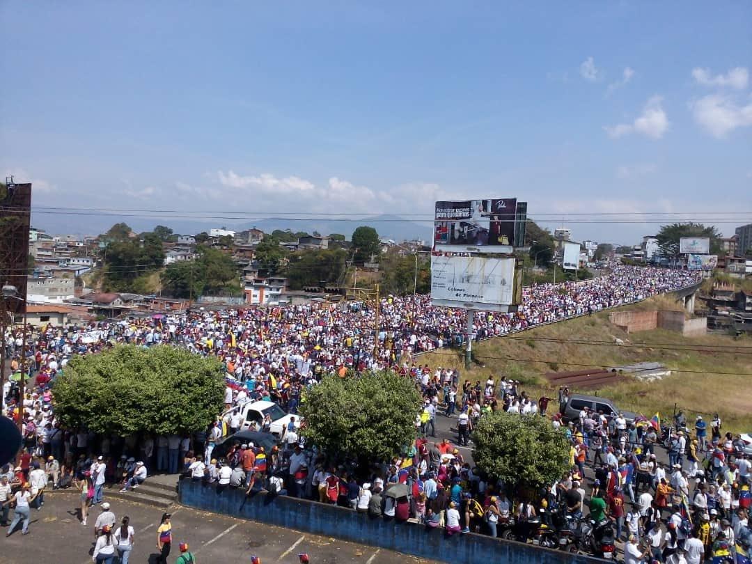 une7e's tweet photo. Aunque la Guardia Nacional intentó desmontar la tarima, el pueblo y los gochos llegamos y hablamos fuerte: QUEREMOS AYUDA HUMANITARIA, QUEREMOS EL RESPALDO DE LA UNIÓN EUROPEA 

QUEREMOS QUE SE VAYA NICOLÁS MADURO! #Táchira #2Feb https://t.co/JhORd9DC1S