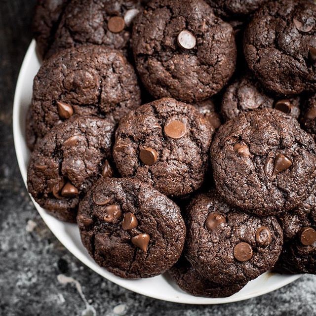 3Decoled's tweet image. Dark chocolate cookies in honor of #nationaldarkchocolateday 🍫🍪 This photo maybe be from a month ago, but I will definitely be celebrating tonight with extra treats from my favorite @wildflourveganbakery because 1) they are delicious, and 2) last week at this time I was in t…