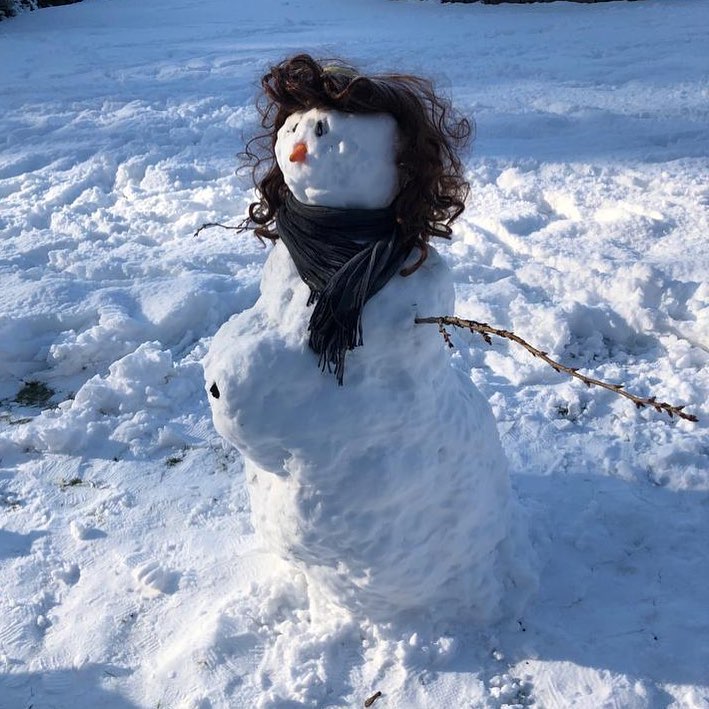 RoratoSilvia's tweet photo. "Wonder if her heartburn is as bad as mine? #busygirls #mummysnowman" #VeryAdorable #Loving via #AmeliaWarner IG https://t.co/6QO3BUUehv
