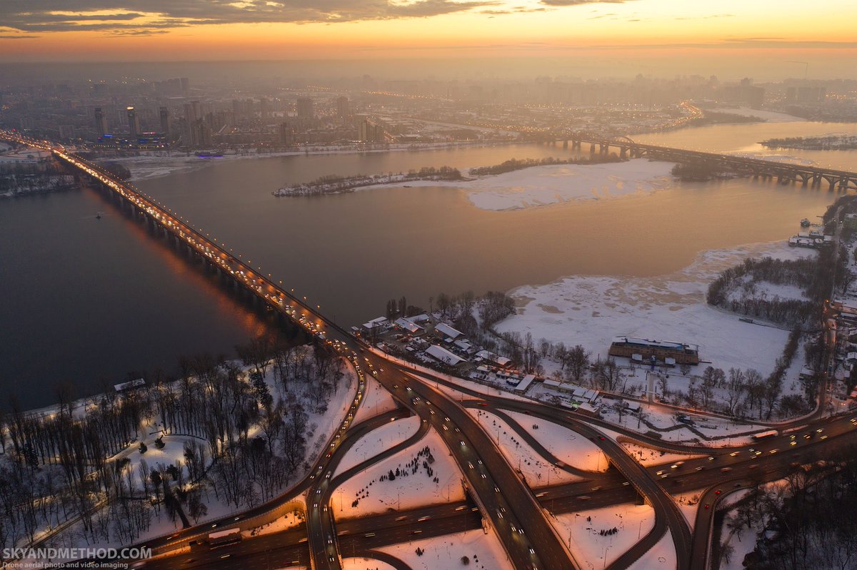 Dawn or sunset?
Magnificent Kyiv.🌇 .
.
Photo by <a href="/elektraua/">Олег</a>
.
.
.
#visitkyiv #everythingstartsinkyiv