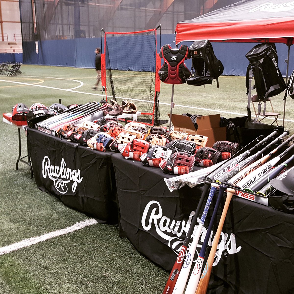tijoa's tweet photo. Signe que le baseball arrive ! #ConventionBQ  @RawlingsSports https://t.co/P8wry5LlM3