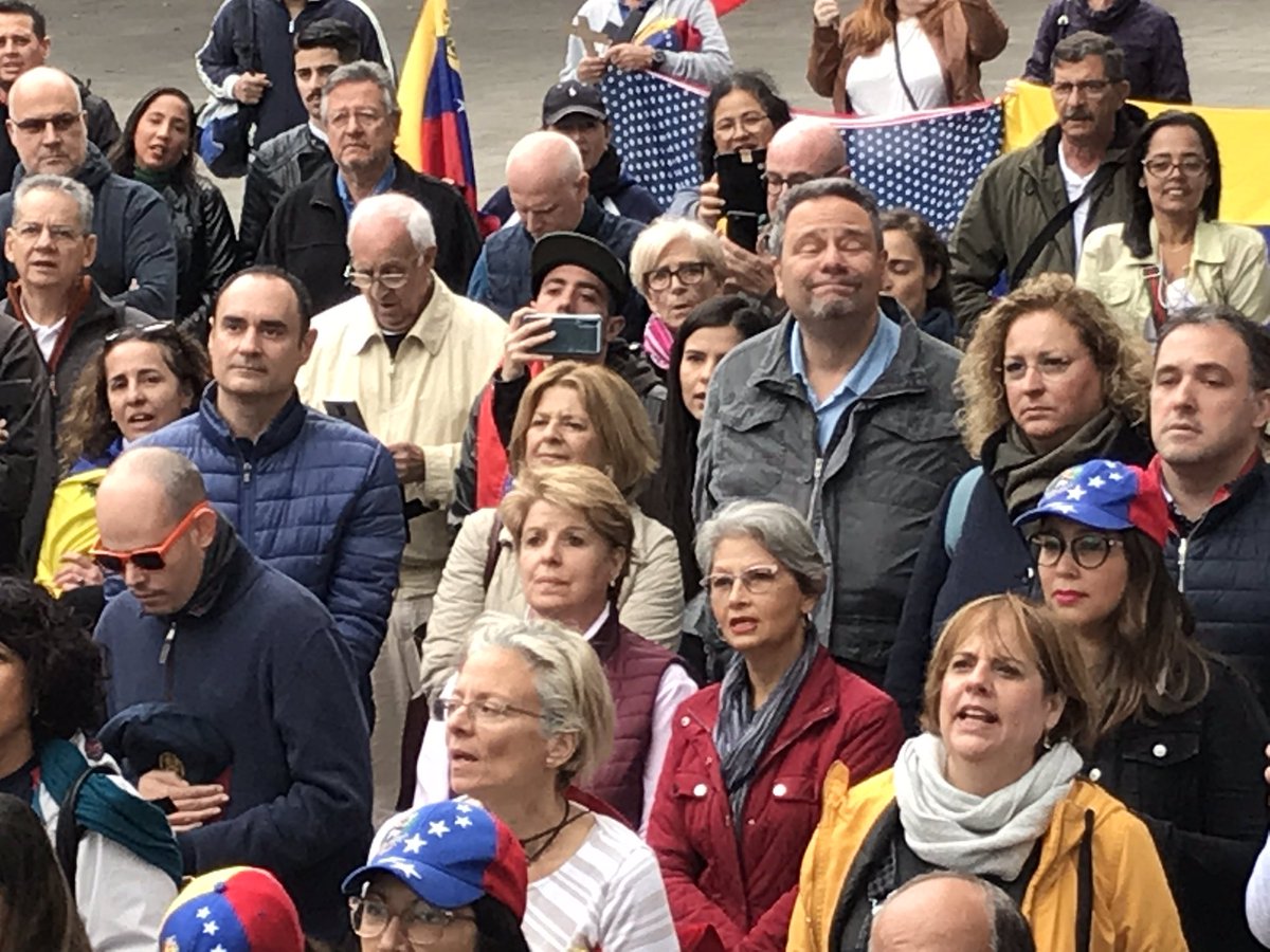 PPLPGC's tweet photo. Hoy estamos #TodosConGuaido Nuestra presidenta insular @AustraliaPP junto a @Salud_Gil_ diputados, senadores y demás miembros de @popularesgc deseamos una #VenezuelaLibre desde el parque de San Telmo. Ya queda menos para que la democracia llegue 🙏 https://t.co/rarPS3dS6T