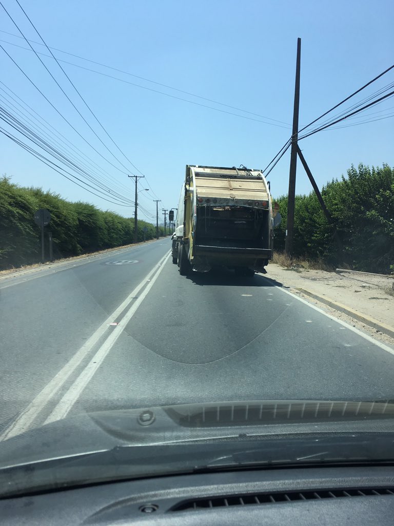 iacg2203's tweet photo. @radioquillota @muniquillota este es la calidad de vehículos que prestan servicio a la municipalidad de Quillota. Sin luces traseras sin patente y con problemas mecánicos. Circulando en la carretera. Aseo santa Teresita. Dia sábado 1345 dirección Quillota. https://t.co/GB6BlDY1Hr