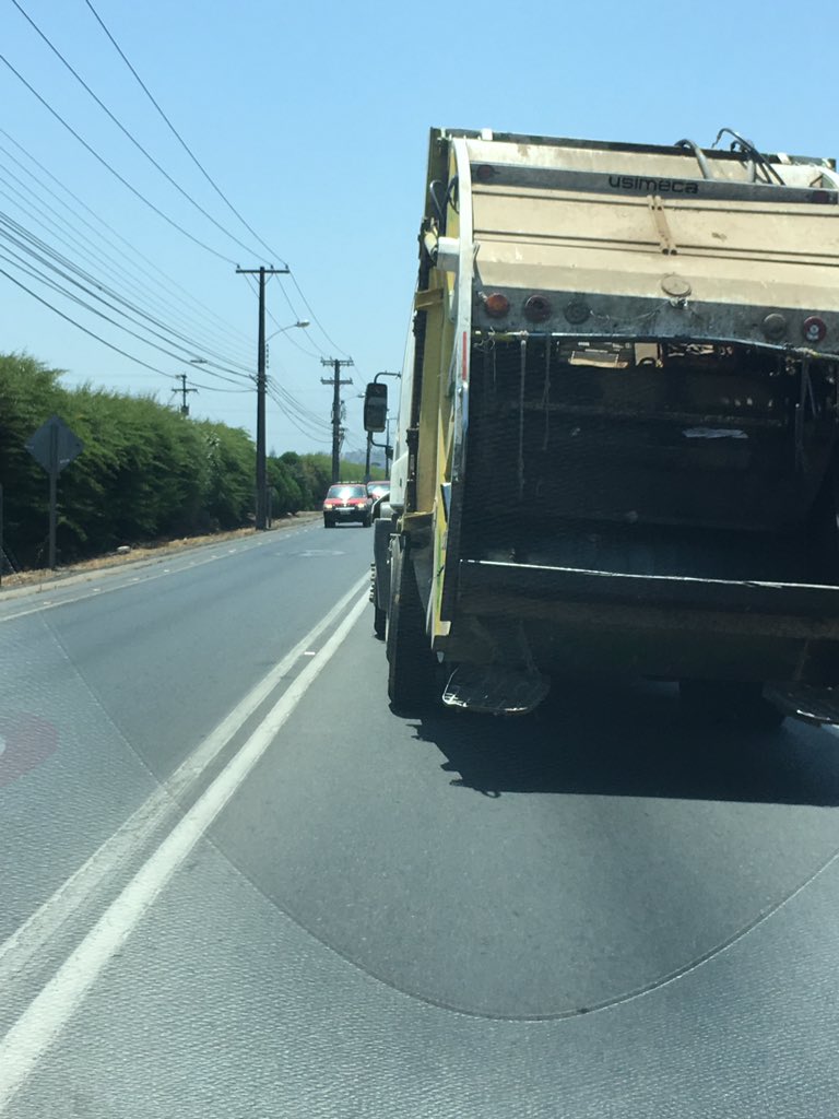 iacg2203's tweet photo. @radioquillota @muniquillota este es la calidad de vehículos que prestan servicio a la municipalidad de Quillota. Sin luces traseras sin patente y con problemas mecánicos. Circulando en la carretera. Aseo santa Teresita. Dia sábado 1345 dirección Quillota. https://t.co/GB6BlDY1Hr