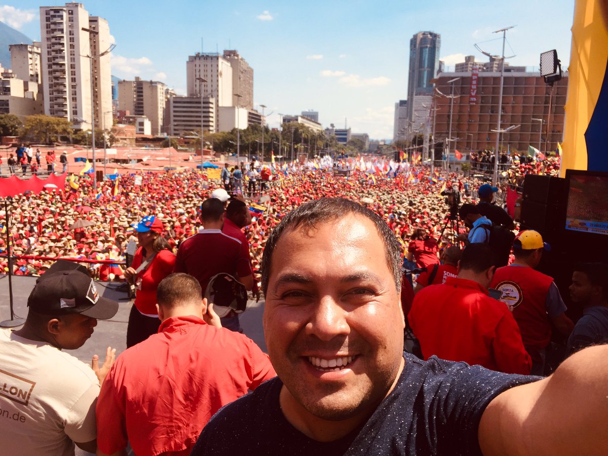 camlagos's tweet photo. Acompañando a un pueblo que sólo quiere paz y avanzar en autodeterminación. Hoy, todo aquel que se considere demócrata debe exigir el camino de la paz. No al intervencionismo. No a la agresión y conspiración de Trump. #corazonprogresista #20AñosEnBatallaYVictoria https://t.co/5UBiPTmK1t