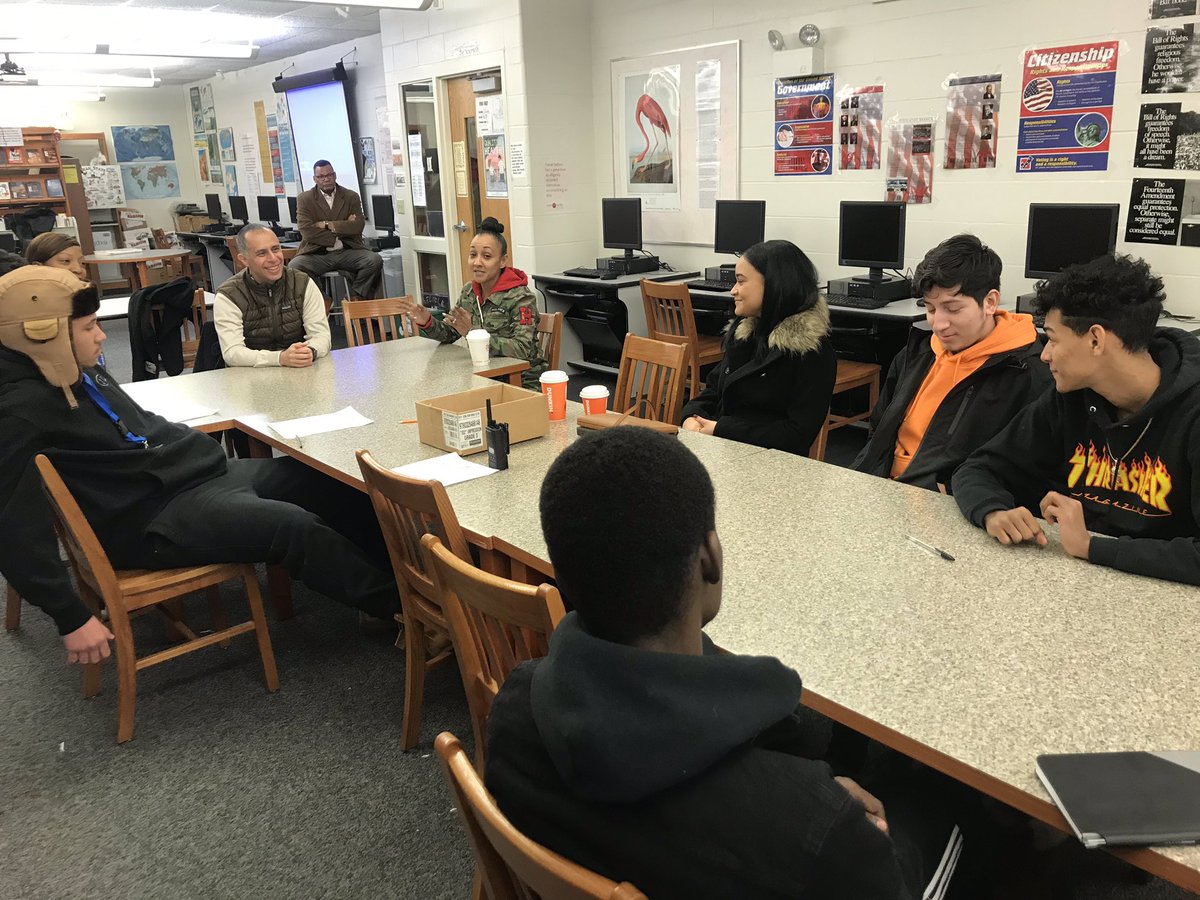 Jorge_Elorza's tweet photo. Had the privilege of meeting with the young men of the Gentlemen Academy today. It's inspiring to see them spend their weekend improving their skills & learning to become leaders. Thank you @king_norris24 for investing your time into molding our next generation! #300Men https://t.co/gycLQwGtNS