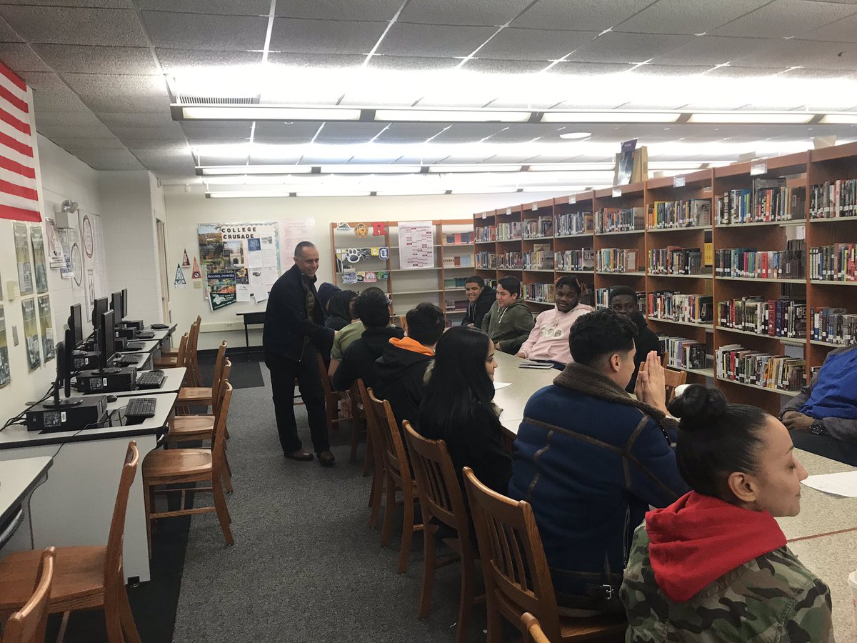 Jorge_Elorza's tweet photo. Had the privilege of meeting with the young men of the Gentlemen Academy today. It's inspiring to see them spend their weekend improving their skills & learning to become leaders. Thank you @king_norris24 for investing your time into molding our next generation! #300Men https://t.co/gycLQwGtNS
