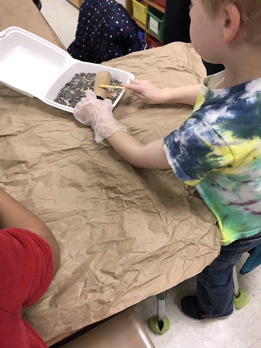 melanieteach1's tweet photo. Making bird feeders! @FoxRoadES #Kindergarten #pyprocks https://t.co/B1G6poNa5W
