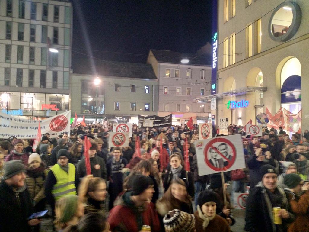 LinzGegenRechts's tweet photo. Abschlusskundgebung beginnt. Über 1.100 Menschen haben sich am Martin-Luther-Platz versammelt. #nobbbb https://t.co/Ovd5yDlWi9