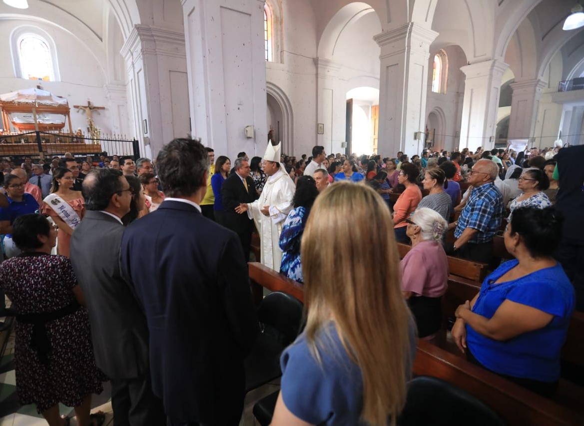 jccalleja's tweet photo. Una vez más junto a los sonsonatecos en la misa en honor a su patrona, la Virgen de Candelaria. Juntos pedimos a Dios que nos permita avanzar en el camino de la justicia y la paz. https://t.co/sPrrdfndya