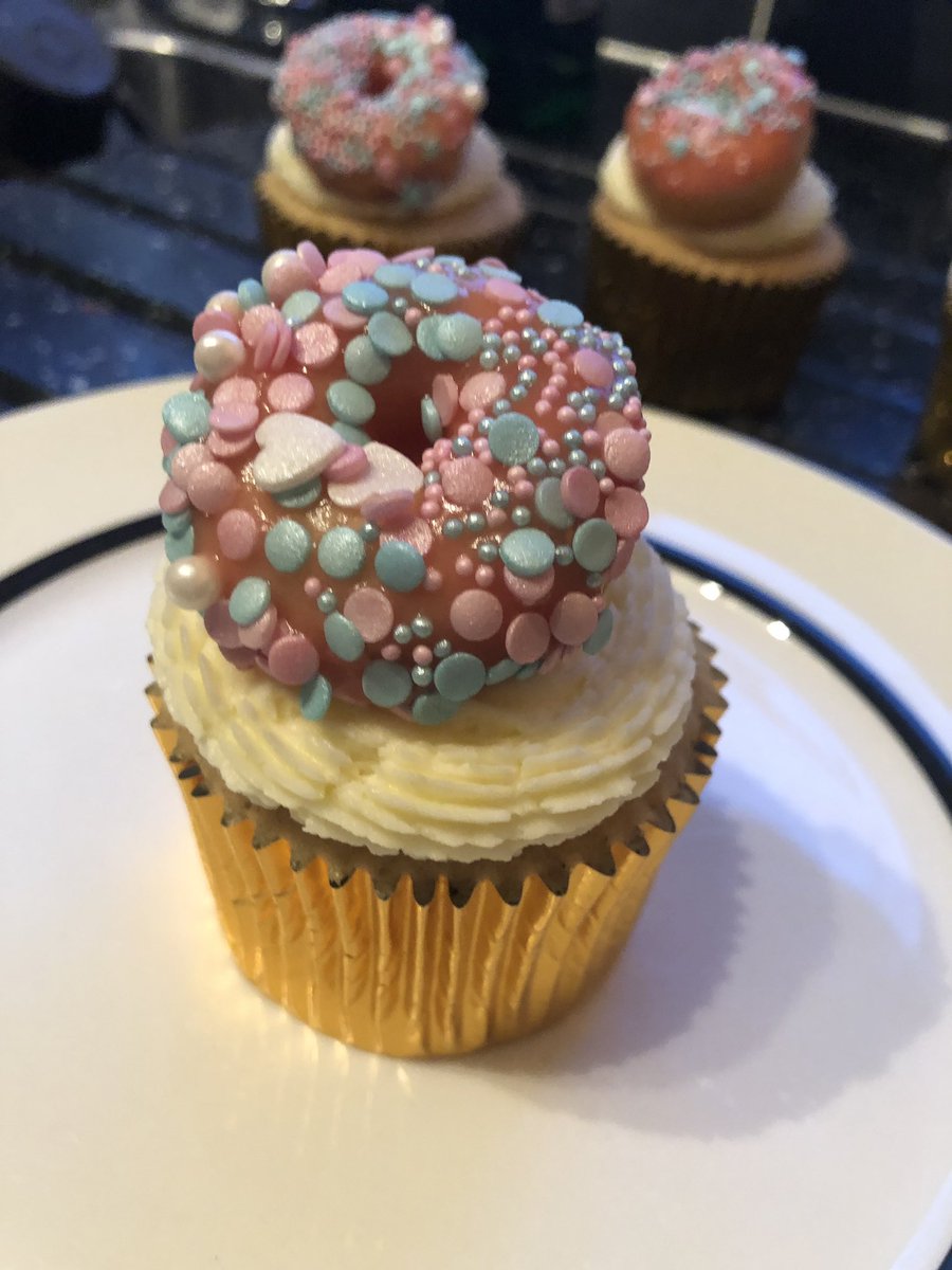SugarandSliceC1's tweet photo. No your eyes are not playing tricks on you! Vanilla cupcakes topped with Vanilla buttercream and mini doughnuts topped with sprinkles!
Yum!! #doughnuts #cuocakes #sprinkles #yummy #vanilla #buttercream #crowborough https://t.co/FxNvIkyHHu