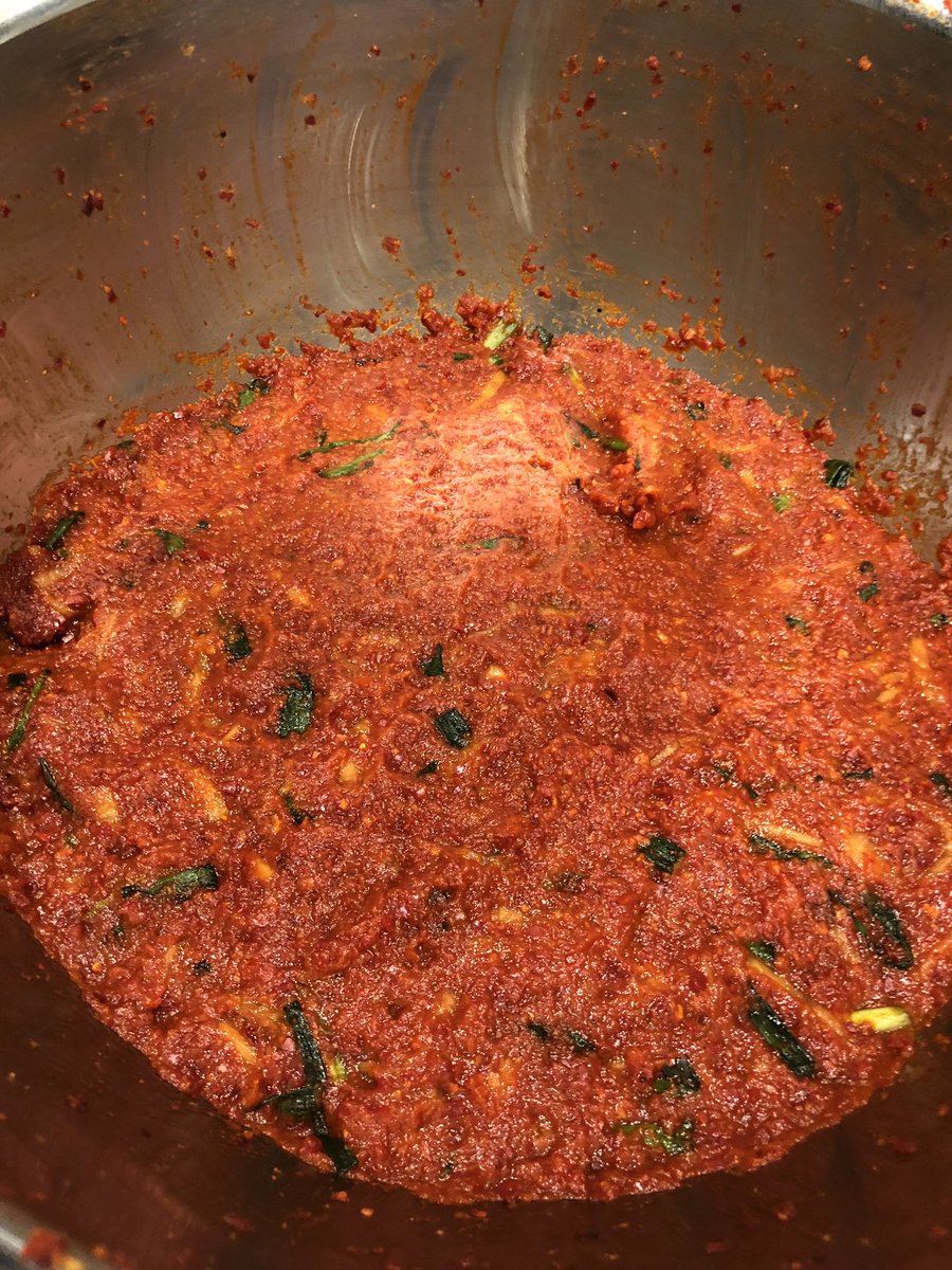 かず ヤンニョム 左 と塩漬け塩抜き水切りした白菜１玉 元の重量約３キロ