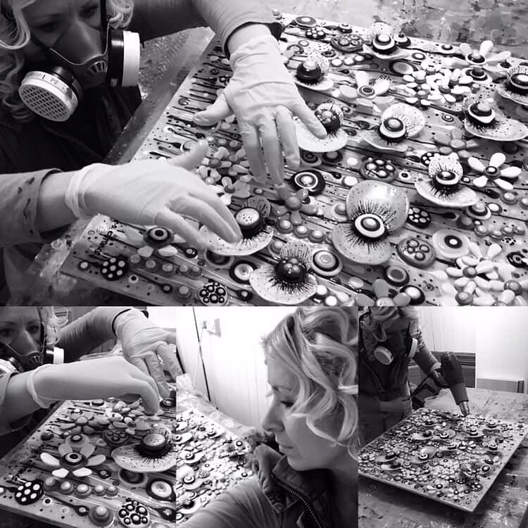 bucksfineart's tweet photo. Saturday studio sessions with @VFrance_Artist . #mixedmadia #3Dflowerartist #exhibition #wingatesgallery #uniquestyle https://t.co/ogemI0aFo0