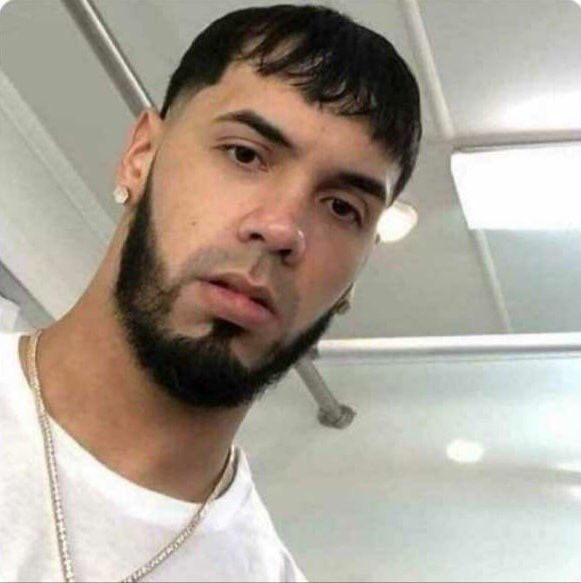 Anuel viendo cómo yo te amo pero tú me ere infiel