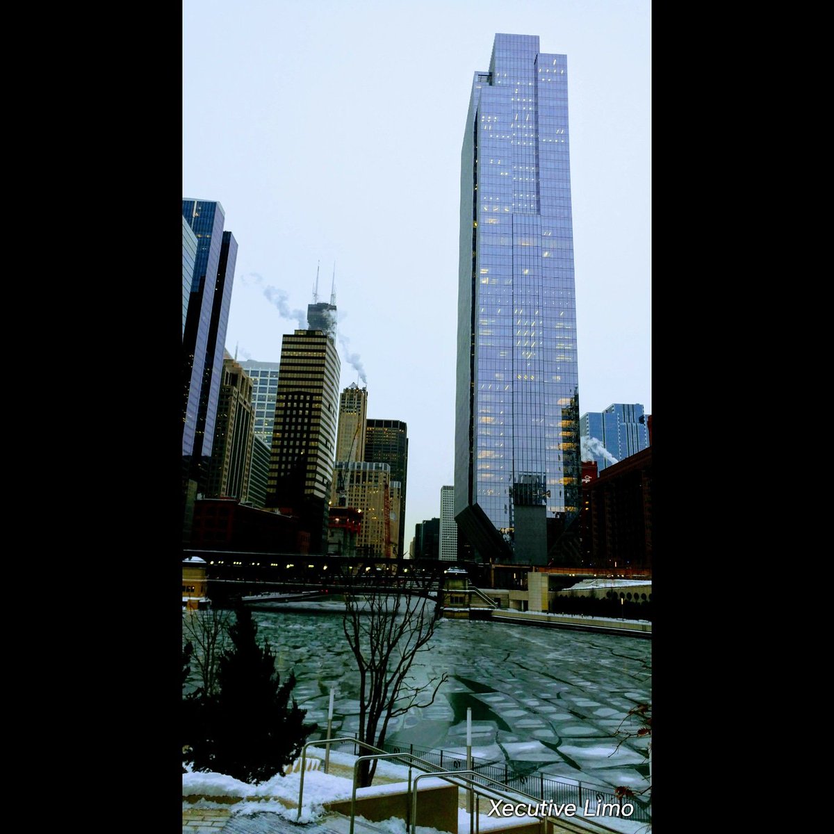 sweettalkchgo's tweet photo. The Chicago River is all it's cracked up to be.@chicagoriver @ChiRiverwalk#chicagoriverwalk #brrr #chicagoweather #hotel #ChicagoRiver #chicago #langhamhotel #ivyhotelchicago #hotels #airport #districtchicago #financialdistrict #watertower #parkhyatt #ivyhotelchicago #chicagocold https://t.co/gmPoGWArQe