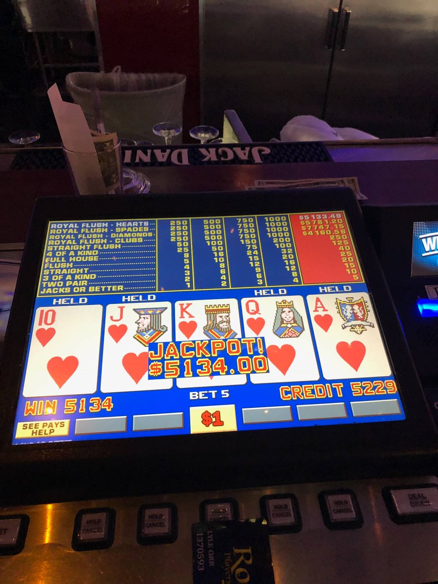 4QueensLV's tweet photo. Lucky gentleman from Wisconsin playing a #doubledoublebonus #videopoker machine got a #royalflush for $5,134 at the #KingsBar! Congratulations to our winner! #beroyal #downtownlasvegas https://t.co/HTdiCFwQLu