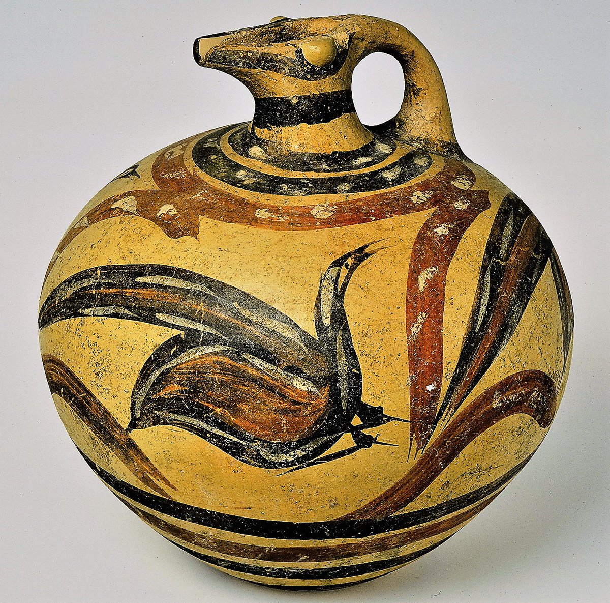 museumsmoments's tweet image. Masterful clay prochous decorated with aquatic birds. The painter renders the movement of the birds drawing their contours in blackcolour, their body in red/brown. White paint has been added to several parts, producing an agreeable sensation. From Akrotiri, Thera. Ca. 1600 BC.