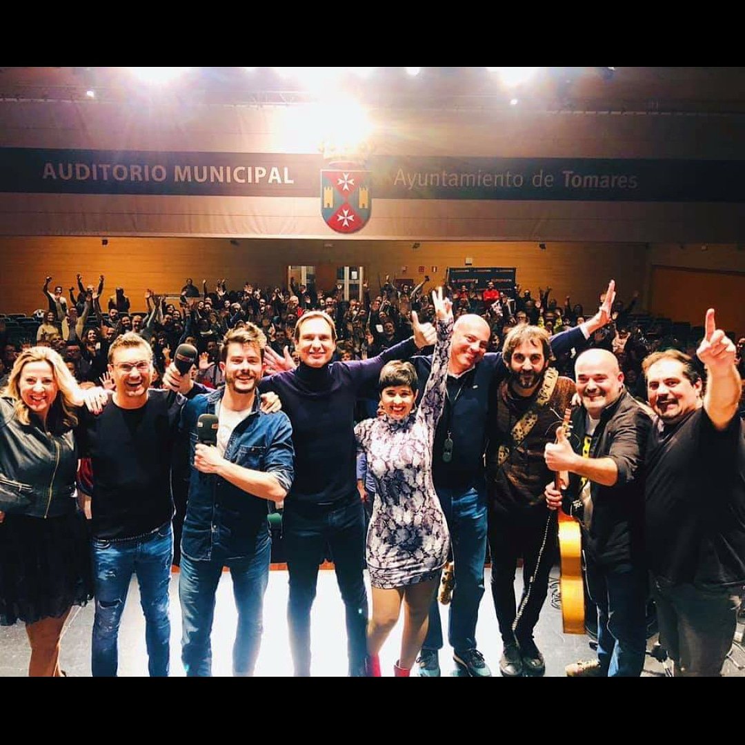 LosCalambres's tweet photo. ¡Gracias @_javiercardenas por ese rato tan bueno q pasamos ayer en el Auditorio Municipal de Tomares!Ya en EuropaFM nos sentimos uno más de esta familia @levantateycardenas
#loscalambresenlaradio #europafm
#levantateycardenas #tomares #calambrasso
#sevilla #versionesimposibles https://t.co/vteEvdvtOY