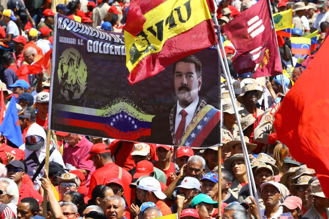 The Venezuelans you’re not allowed to see or hear, today in Caracas standing against the coup! #HandsOffVenezuela