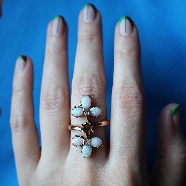gemgossip's tweet photo. One of my favorite things I bought in Miami for my personal collection! Found at @mollie_francine
🤔👉🏼 Need your help — what gemstone should I get to fill the empty center setting? Let me know your opinion! ♥️ #showmeyourrings #OMBAS https://t.co/3AioiE13ND https://t.co/YZnjoLHAi8