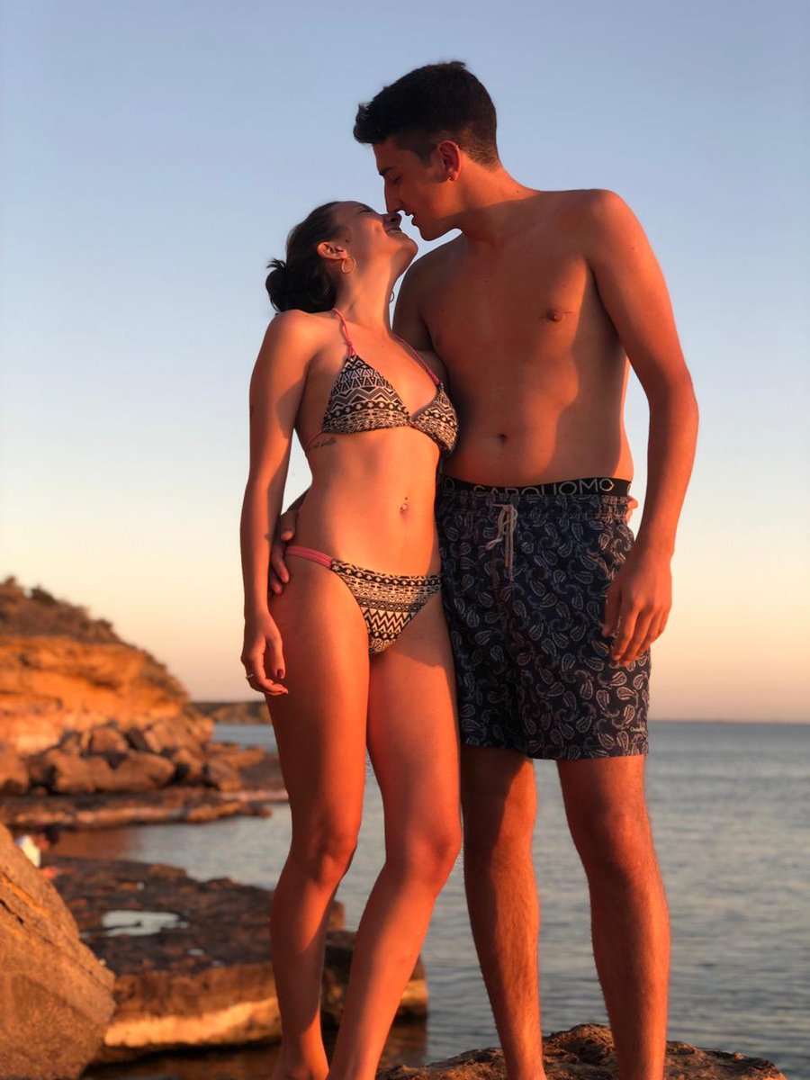 Valeeen23's tweet photo. te vi, te deje entrar, cerré la puerta y te elegí 🧡 @gastonfgaston https://t.co/wleeRbgFmW