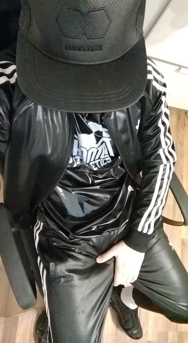 SkaterFozze's tweet photo. Cause it was such a hot style - today again: Phantom Athletics Suit, Adidas Chile Suit, Nike Shox ... #skaterfozze #gearfetish #nike #adidaschile #phantomatheltics #poppers #shox https://t.co/QXDN8yM7xX