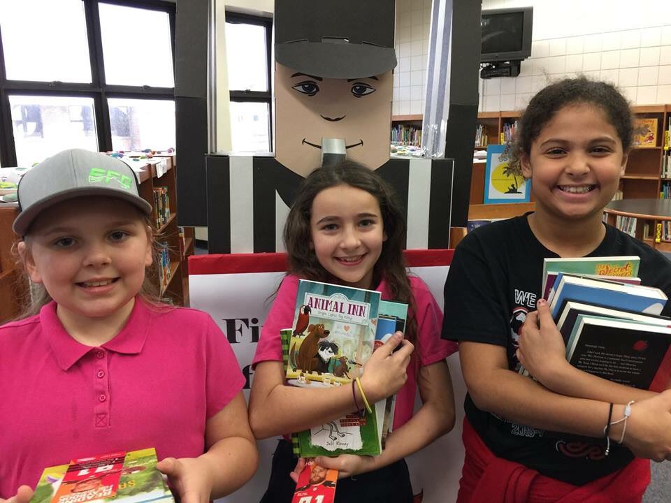 TeamHernando's tweet photo. Spring Hill Elementary is celebrating success on and off the field with Philidelphia Eagles' Chris Long Tampa Bay Buccaneers' Beau Allen! Thanks to the The Chris Long Foundation and First Book for helping us celeberate literacy with 150 new books for our students! https://t.co/or8bFKbp8o