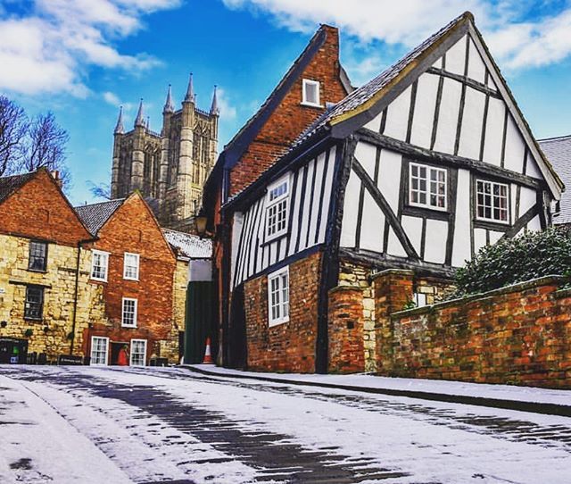 Beautiful blue skies after a dusting of snow on Michaelgate near Steep Hill in Lincoln. ❄️🌤
—
📸 shared by @jaycorrigan71 —
#LoveLincoln #Lincolnshire #VisitEngland #InstaBritain bit.ly/2HLySUM